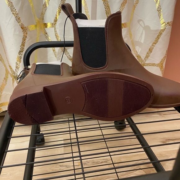 NWT Women’s A New Day Brown Chelsea Rainboot Size 8 - Picture 3 of 4